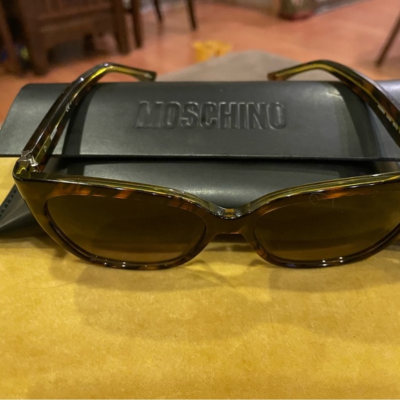 Moschino sunglasses in new condition - Picture 2 of 5
